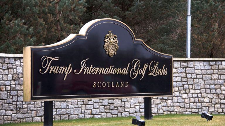 Współzałożyciele platformy Nexo na spotkaniu z prezydentem Trumpem podczas otwarcia pola golfowego